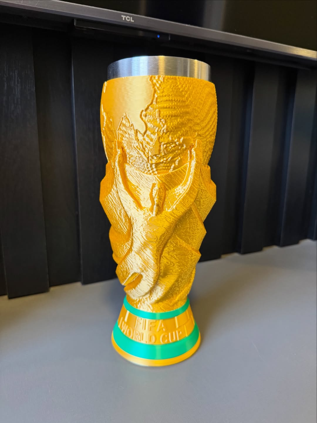 Copo térmico formato taça — comunicação premium